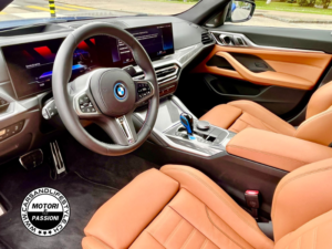 BMW i40 profilo cockpit